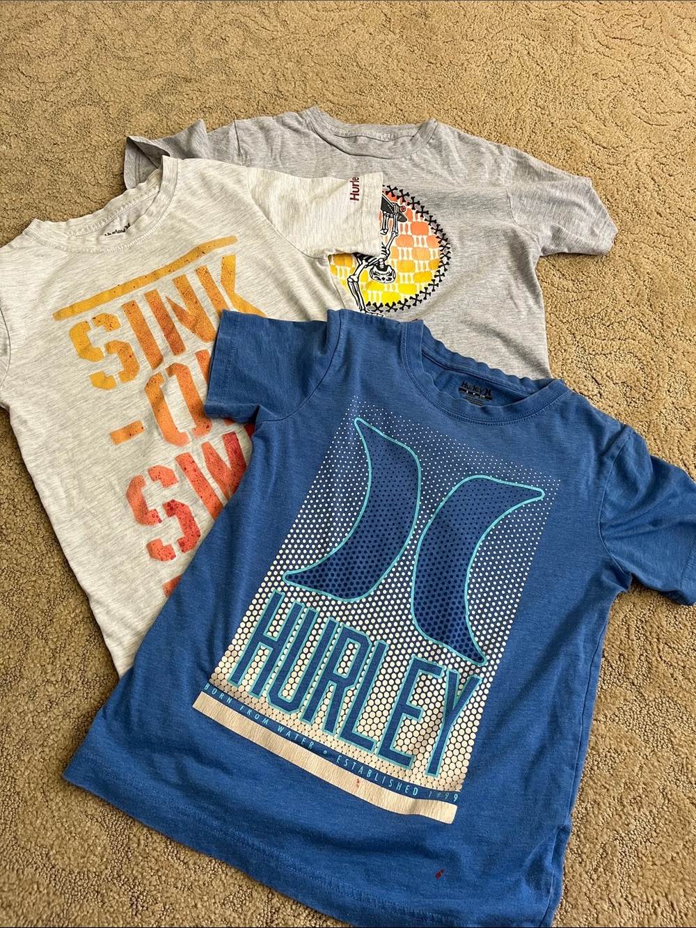 LOT 3 - 2 Hurley Graphic Logo Short-Sleeve Tee & 1 Vans Tee